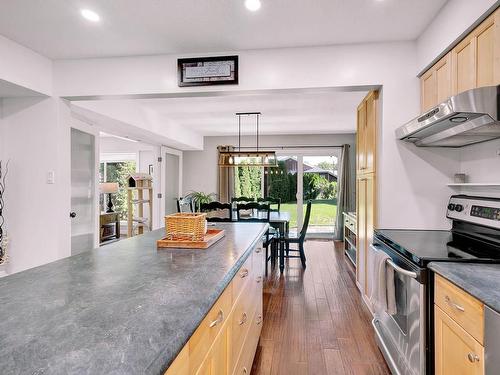 2581 Big Nickel Place, Kamloops, BC - Indoor Photo Showing Kitchen