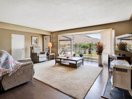 1975 Westsyde Rd, Kamloops, BC - Indoor Photo Showing Living Room