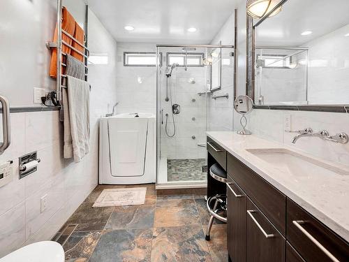 1975 Westsyde Rd, Kamloops, BC - Indoor Photo Showing Bathroom