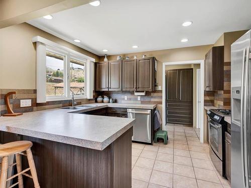 1975 Westsyde Rd, Kamloops, BC - Indoor Photo Showing Kitchen With Double Sink