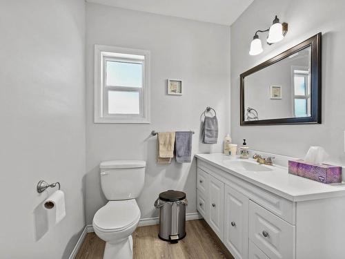 106E N. Thompson Highway E, Clearwater, BC - Indoor Photo Showing Bathroom