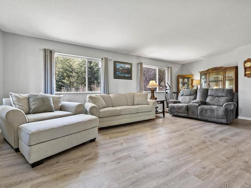 106E N. Thompson Highway E, Clearwater, BC - Indoor Photo Showing Living Room