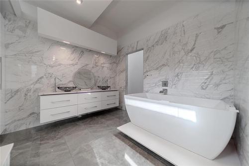 1023 Weatherdon Avenue, Winnipeg, MB - Indoor Photo Showing Bathroom