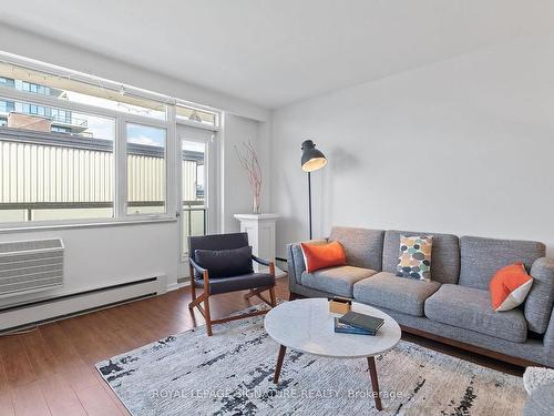 1104-581 Avenue Rd, Toronto, ON - Indoor Photo Showing Living Room