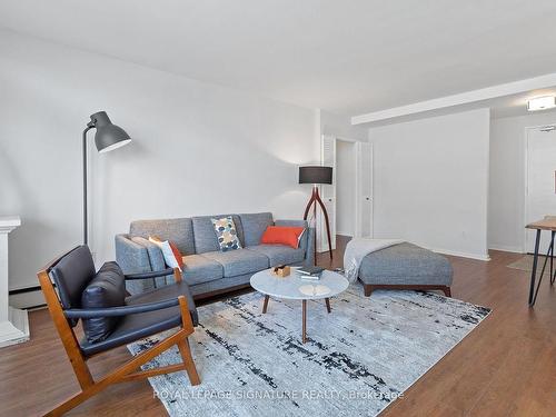 1104-581 Avenue Rd, Toronto, ON - Indoor Photo Showing Living Room