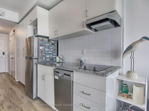 309-1800 Simcoe St N, Oshawa, ON - Indoor Photo Showing Kitchen