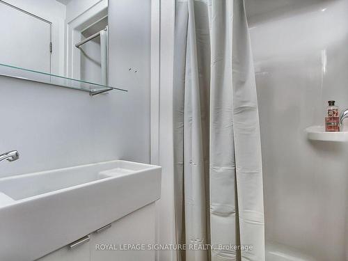 309-1800 Simcoe St N, Oshawa, ON - Indoor Photo Showing Bathroom