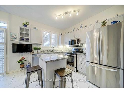 56 Longwood Ave, Richmond Hill, ON - Indoor Photo Showing Kitchen With Upgraded Kitchen