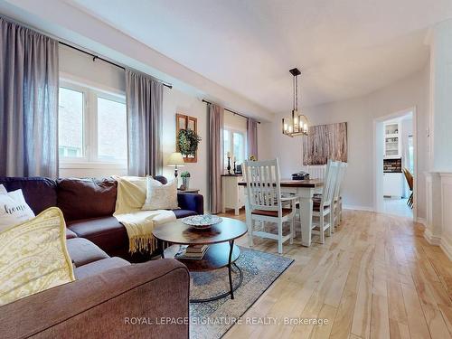 9 Shetland Dr, Georgina, ON - Indoor Photo Showing Living Room