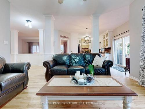 9 Shetland Dr, Georgina, ON - Indoor Photo Showing Living Room