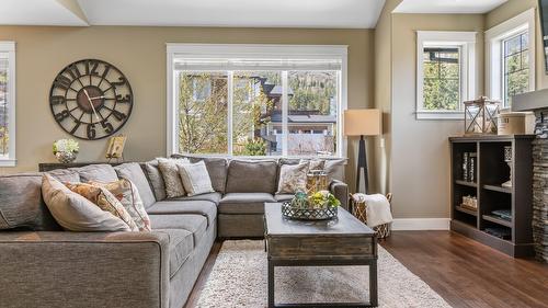 2410 Mountains Hollow Lane, West Kelowna, BC - Indoor Photo Showing Living Room