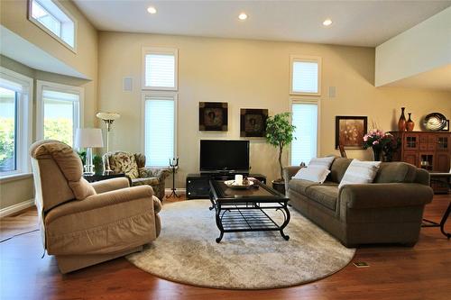 143-3788 Bird Place, Kelowna, BC - Indoor Photo Showing Living Room