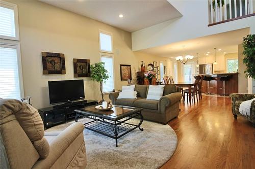 143-3788 Bird Place, Kelowna, BC - Indoor Photo Showing Living Room