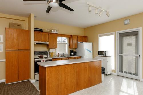 3-1020 Lanfranco Road, Kelowna, BC - Indoor Photo Showing Kitchen