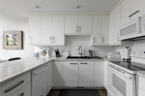 3-1020 Lanfranco Road, Kelowna, BC - Indoor Photo Showing Kitchen