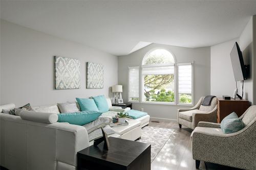 3-1020 Lanfranco Road, Kelowna, BC - Indoor Photo Showing Living Room