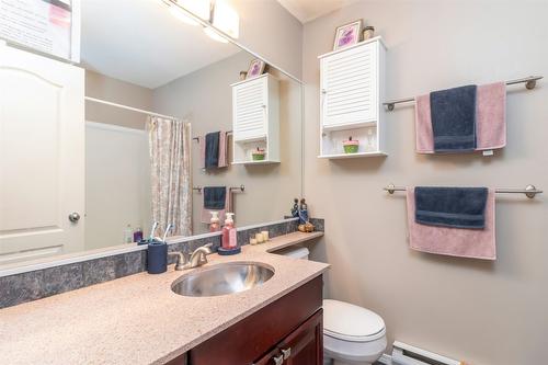 205-2425 Mount Baldy Drive, Kelowna, BC - Indoor Photo Showing Bathroom