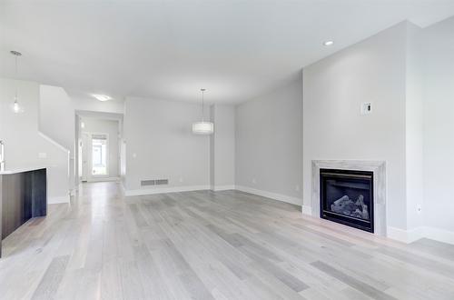 47-1450 Union Road, Kelowna, BC - Indoor Photo Showing Living Room With Fireplace