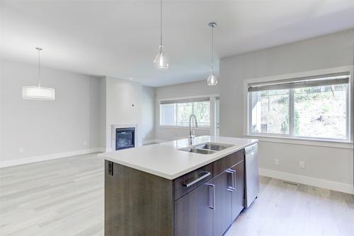 47-1450 Union Road, Kelowna, BC - Indoor Photo Showing Kitchen With Fireplace With Double Sink