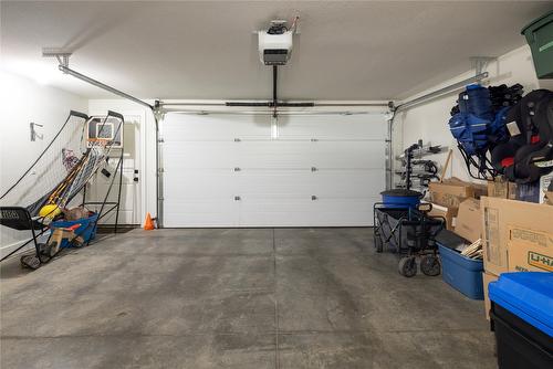 16-644 Lequime Road, Kelowna, BC - Indoor Photo Showing Garage