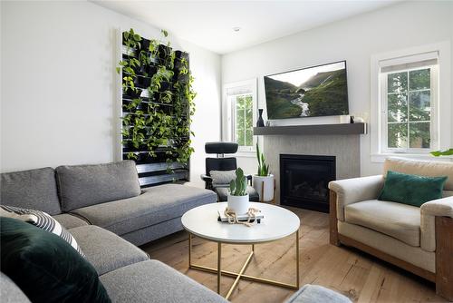 16-644 Lequime Road, Kelowna, BC - Indoor Photo Showing Living Room With Fireplace