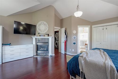 101-952 Lawson Avenue, Kelowna, BC - Indoor Photo Showing Bedroom With Fireplace