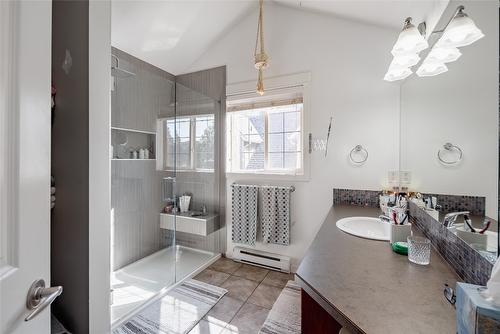 101-952 Lawson Avenue, Kelowna, BC - Indoor Photo Showing Bathroom