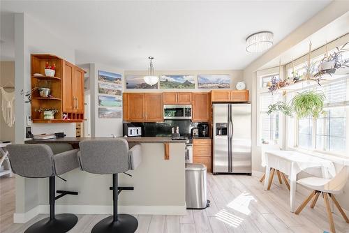 101-952 Lawson Avenue, Kelowna, BC - Indoor Photo Showing Living Room With Fireplace