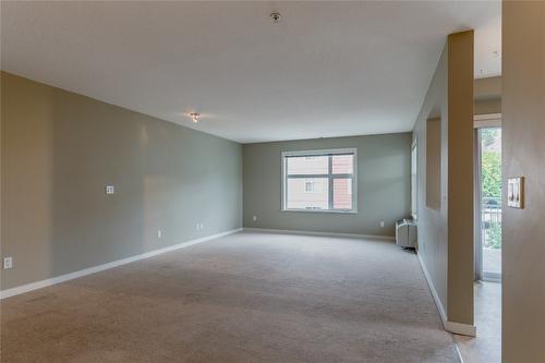 302-563 Yates Road, Kelowna, BC - Indoor Photo Showing Other Room