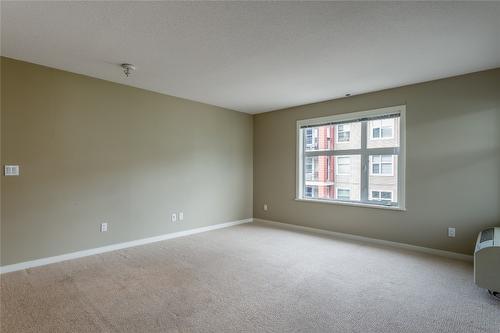 302-563 Yates Road, Kelowna, BC - Indoor Photo Showing Other Room