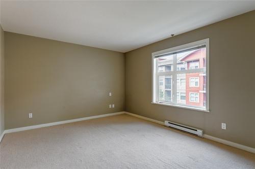 302-563 Yates Road, Kelowna, BC - Indoor Photo Showing Other Room