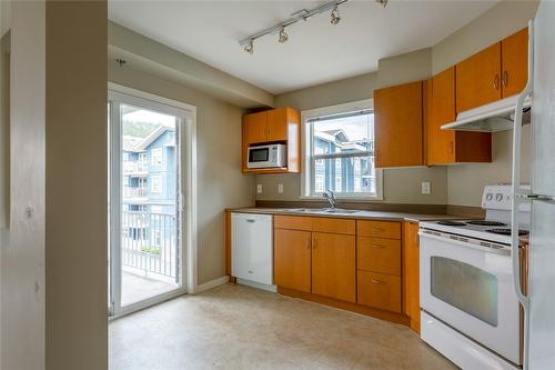 302-563 Yates Road, Kelowna, BC - Indoor Photo Showing Kitchen With Double Sink