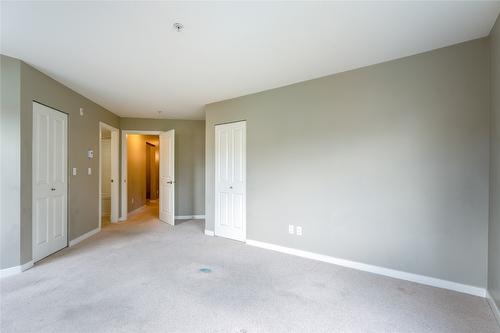 302-563 Yates Road, Kelowna, BC - Indoor Photo Showing Other Room