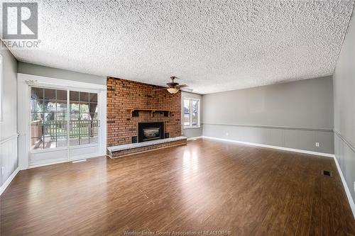 1069 Parkview, Windsor, ON - Indoor Photo Showing Living Room With Fireplace