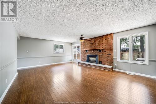 1069 Parkview, Windsor, ON - Indoor Photo Showing Living Room With Fireplace