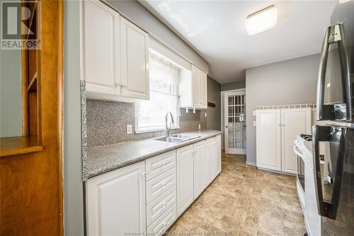 1069 Parkview, Windsor, ON - Indoor Photo Showing Kitchen