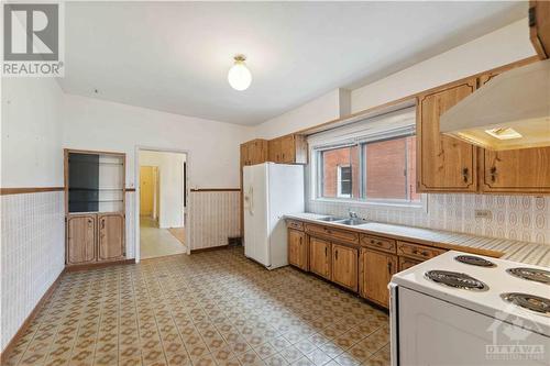 212 Cambridge Street N, Ottawa, ON - Indoor Photo Showing Kitchen With Double Sink