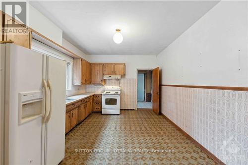 212 Cambridge Street N, Ottawa, ON - Indoor Photo Showing Kitchen