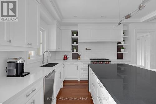 16 Flatbush Avenue, Vaughan, ON - Indoor Photo Showing Kitchen With Double Sink With Upgraded Kitchen