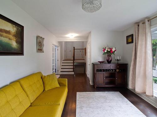 Salon - 15 Rue Bayside, Dollard-Des-Ormeaux, QC - Indoor Photo Showing Living Room