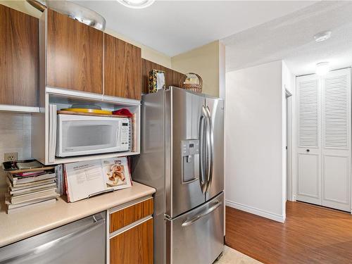 501-2560 Departure Bay Rd, Nanaimo, BC - Indoor Photo Showing Kitchen