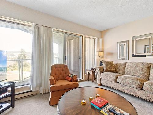 501-2560 Departure Bay Rd, Nanaimo, BC - Indoor Photo Showing Living Room