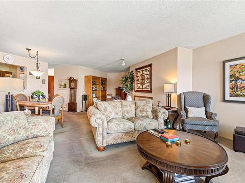 501-2560 Departure Bay Rd, Nanaimo, BC - Indoor Photo Showing Living Room