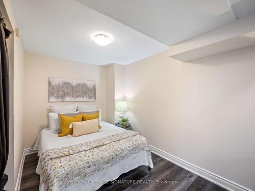 2604 Treviso Crt, Mississauga, ON - Indoor Photo Showing Bedroom