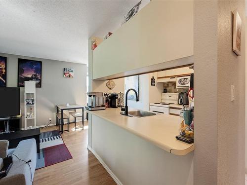 409-1630 Quadra St, Victoria, BC - Indoor Photo Showing Kitchen