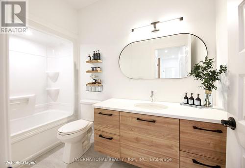 17 Mcintosh Avenue, Chatham-Kent, ON - Indoor Photo Showing Bathroom