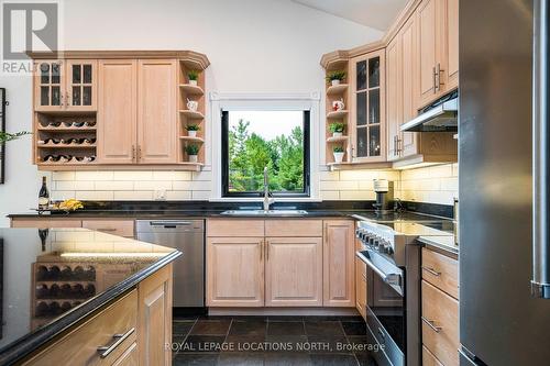 20 Trails End, Collingwood, ON - Indoor Photo Showing Kitchen