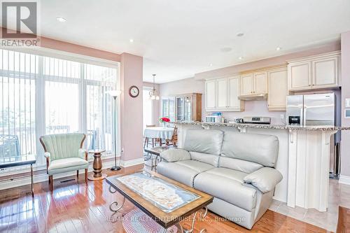 1031 Shaw Drive, Mississauga, ON - Indoor Photo Showing Living Room