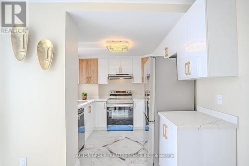 907 - 4235 Sherwoodtowne Boulevard, Mississauga (City Centre), ON - Indoor Photo Showing Kitchen