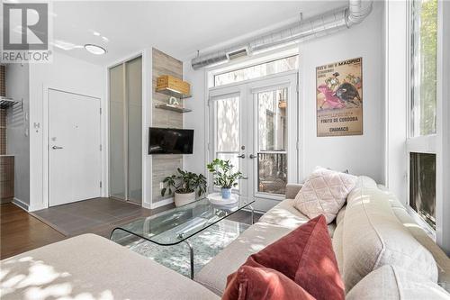 1308 Thames Street Unit#203, Ottawa, ON - Indoor Photo Showing Living Room